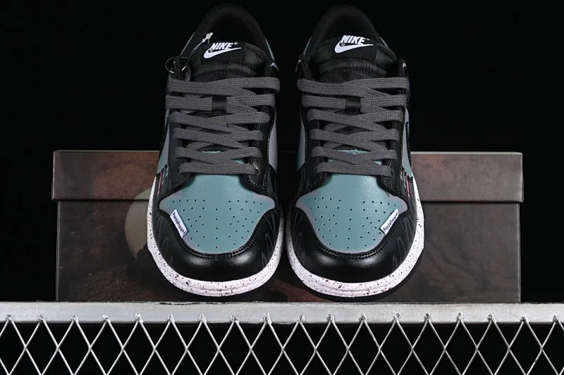 All Categories Nk SB Dunk Series Nk SB Dunk Low Low-top Sneakers Nk Dunk Low Panda Prank Space Exploration-Planet Across Black and Purple SB Strappy Low-top Casual Sneakers DV0831-002